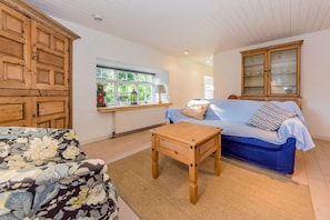 TV, fireplace, books, stereo - Mulroe Cove - House (Dunbeacon,)