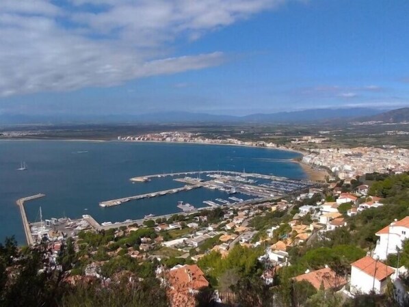 A coastal town with a marina, residential buildings, and a clear view of the sea. - Stunning sea views in Roses, AV 37 (Rosas / Roses)