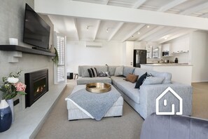 TV connectée, cheminée, table de tennis de table, services de streaming