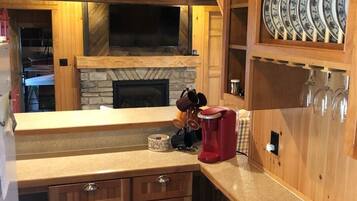 Kylskåp, mikrovågsugn, ugn och spishäll