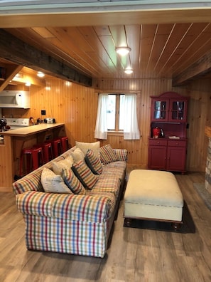 TV connectée, cheminée, livres