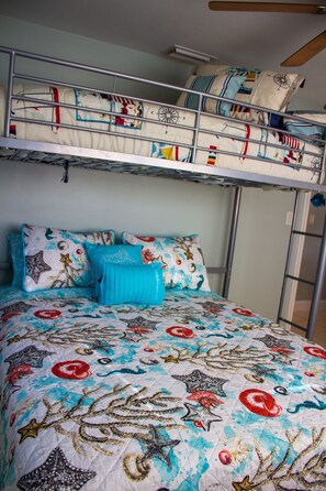 4 bedrooms, iron/ironing board, WiFi, bed sheets - BEACH HOME SLEEPS 12-WALK/BIKE TO BEACH, MARKETS, SHOPS,RESTAURANTS- FENCED YARD (Naples)