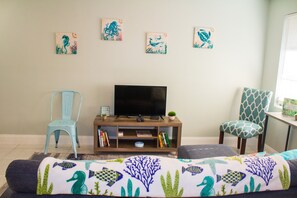 TV, books - BEACH HOME SLEEPS 12-WALK/BIKE TO BEACH, MARKETS, SHOPS,RESTAURANTS- FENCED YARD (Naples)