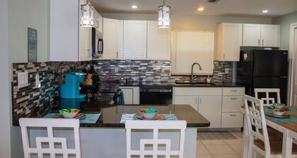BEACH HOME SLEEPS 12-WALK/BIKE TO BEACH, MARKETS, SHOPS,RESTAURANTS- FENCED YARD
