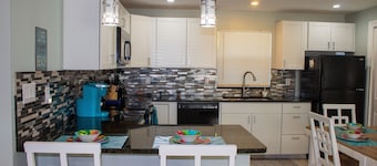 BEACH HOME SLEEPS 12-WALK/BIKE TO BEACH, MARKETS, SHOPS,RESTAURANTS- FENCED YARD