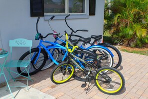 Property grounds - BEACH HOME SLEEPS 12-WALK/BIKE TO BEACH, MARKETS, SHOPS,RESTAURANTS- FENCED YARD (Naples)