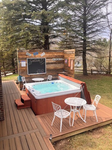 Historical Lodge in Elkhart Lake with Hot Tub