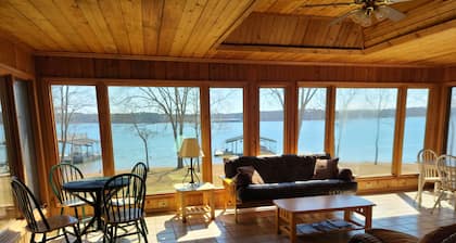 4-928L Hartwell Marina Vista - Pets welcome - WIFI - Level LAKEFRONT Lot