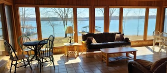 4-928L Hartwell Marina Vista - Pets welcome - WIFI - Level LAKEFRONT Lot