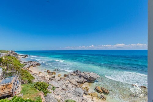 Casa Perla Suite 2 : Caribbean Oceanfront 2 Bdrm w/rooftop dipping pool