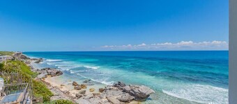 Casa Perla Suite 2 : Caribbean Oceanfront 2 Bdrm w/rooftop dipping pool