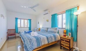 2 makuuhuonetta, memory foam -patjalliset sängyt, vauvan matkasänky