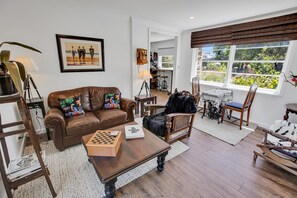 TV - The Fishermans Cottage:Delightful Stone cottage situated on McMillan Straight (Raymond Island)