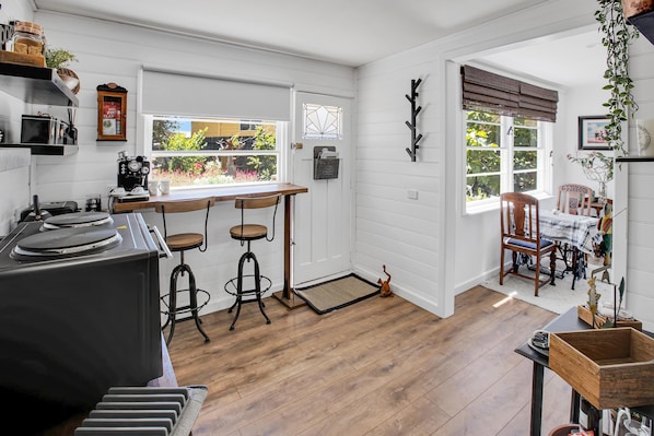 Kjøleskap, mikrobølgeovn, kokeplater og kaffetrakter/tekoker