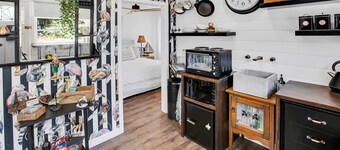 Fishermans Cottage: Delightful Stone cottage situated on McMillan Straight
