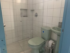 Dusj, håndklær, såpe og toalettpapir