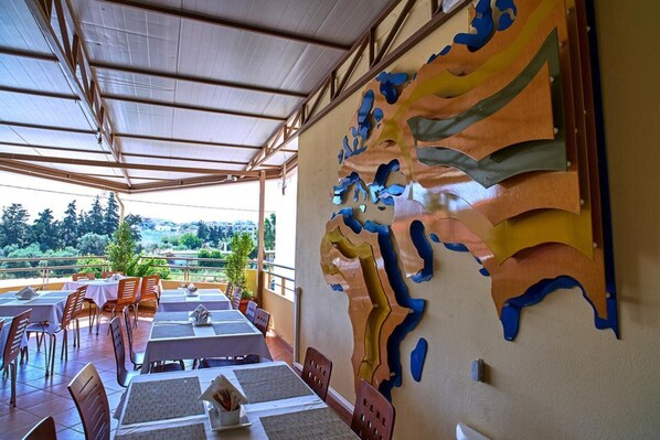 Outdoor dining - Veronica Hotel (Chania)