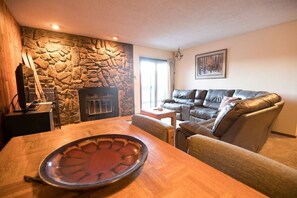Smart TV y chimenea 