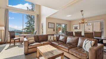 Télévision, cheminée, table de tennis de table