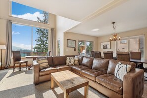 Télévision, cheminée, table de tennis de table