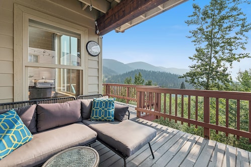 Incredible views, ski in ski out, sleeps 16, hot tub!