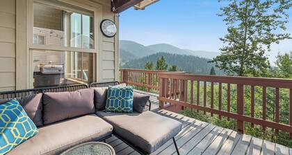 Incredible views, ski in ski out, sleeps 16, hot tub!