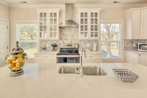 Fridge, microwave, oven, stovetop - Winyah Bay House! 4 Bedroom/3.5 Bath Home with Magnificent Views (Georgetown)