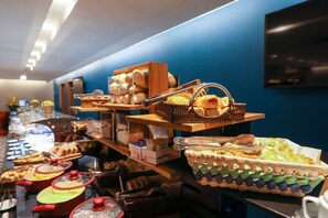 Petit déjeuner buffet servi tous les jours en supplément