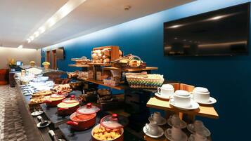 Petit déjeuner buffet servi tous les jours en supplément