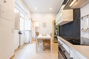 Fridge, microwave, oven, stovetop - GuestReady - Baixa Blues (Lisbon)