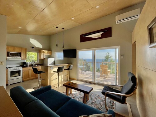 Hector's Point-New Modern 1 bedroom suites in Iona