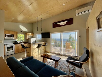 Hector's Point-New Modern 1 bedroom suites in Iona