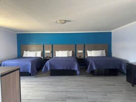 Quarto triplo luxo | Ferros/tábuas de passar roupa, Wi-Fi de cortesia