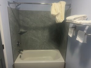 Haartrockner, Handtücher, Seife, Shampoo