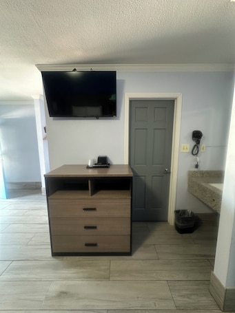 Deluxe-Dreibettzimmer | Bügeleisen/Bügelbrett, kostenloses WLAN. Carrizo Executive Inn