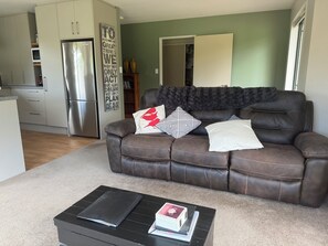 Smart-tv, eldstad, dvd-spelare och böcker