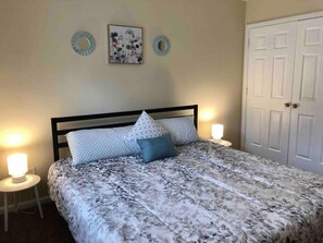 5 Schlafzimmer, Schreibtisch, Bügeleisen/Bügelbrett, Reisekinderbett