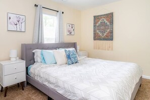 4 bedrooms, desk, iron/ironing board, WiFi - ★Serine Space ★ King Bed ★ Long Term Stays ★ Duke★ (Durham)