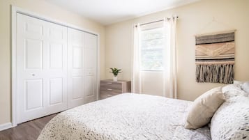 2 bedrooms, iron/ironing board, WiFi, bed sheets