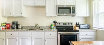 ★Cool Crib ★ King Bed ★ Long Term Stays ★ Duke★