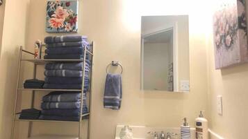 Haartrockner, Handtücher, Seife, Shampoo