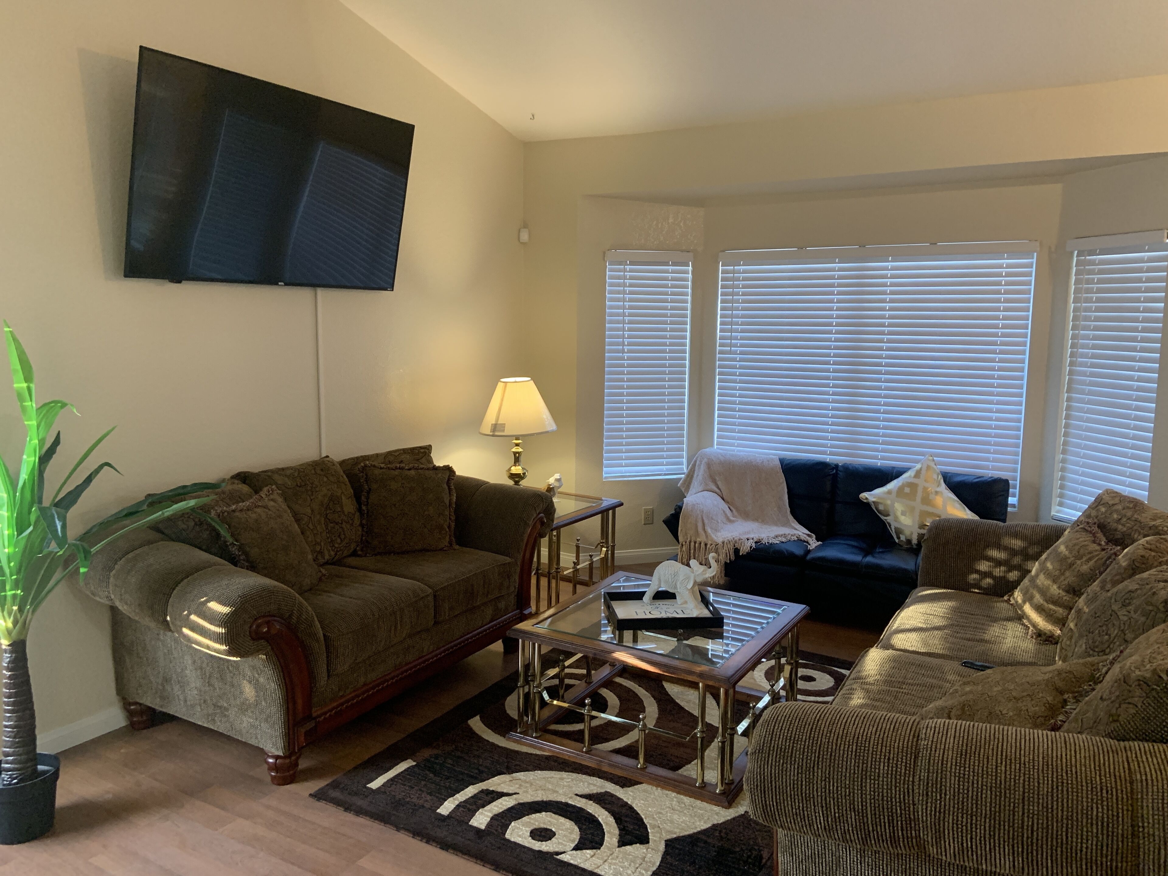 Beautiful, Cozy home with a pool and Gazebo! 3 bedrooms, 5 beds 2 bathrooms