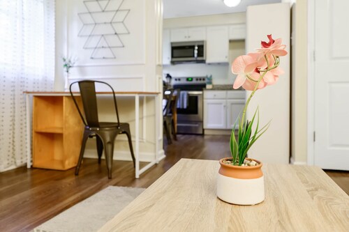★Dapper Digs★ King Bed ★ Long Term Stays ★ Duke★
