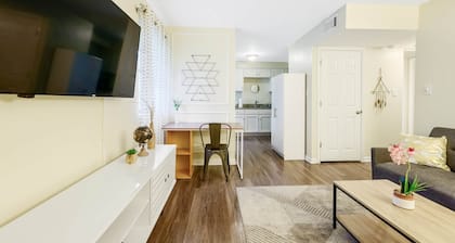 ★Dapper Digs★ King Bed ★ Long Term Stays ★ Duke★