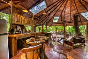 Kühlschrank, Mikrowelle, Wasserkocher mit Kaffee-/Teezubehör