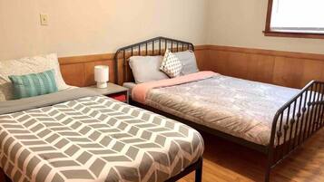 3 dormitorios, escritorio, tabla de planchar con plancha y cuna de viaje