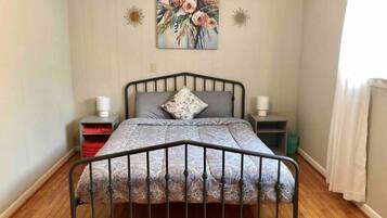 3 bedrooms, desk, iron/ironing board, travel crib