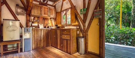 Jääkaappi, mikroaaltouuni, kahvin-/teenkeitin