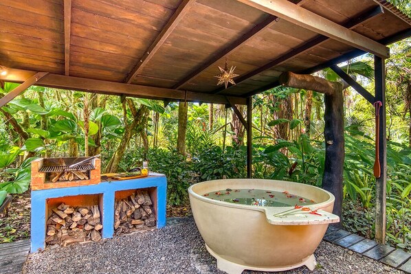 Outdoor spa tub