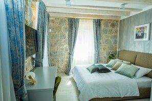 5 bedrooms, iron/ironing board, free WiFi, bed sheets